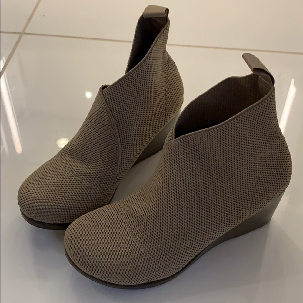 Like new Charleston Shoe Co tan stretch booties